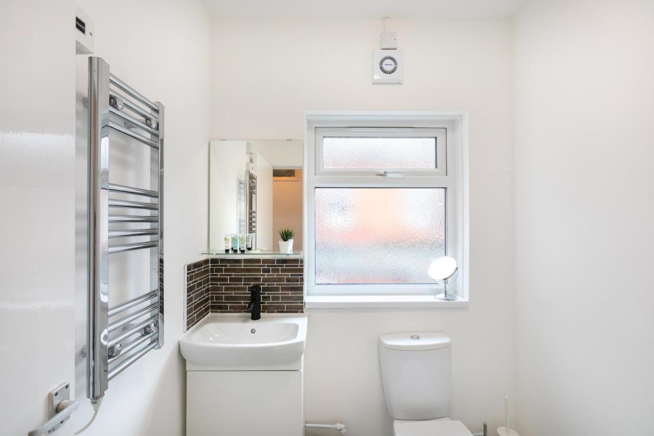 Modern 1-Bedroom Apartment, Beach 5-Min Walk, Free Parking 韦茅斯 外观 照片