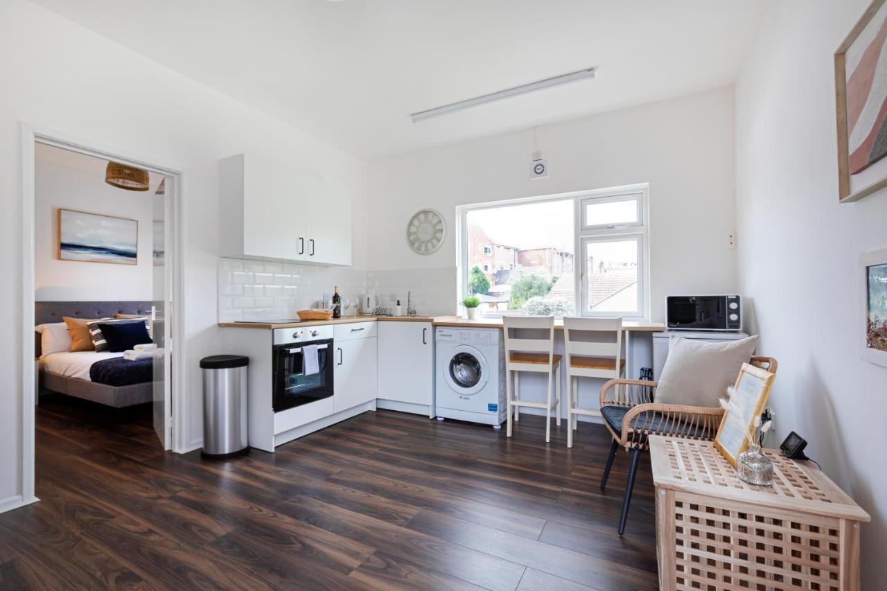 Modern 1-Bedroom Apartment, Beach 5-Min Walk, Free Parking 韦茅斯 外观 照片